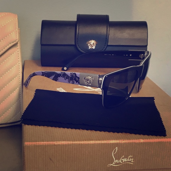 Versace Accessories - !!FLASH SALE!! 🚨 💜 Versace Baroque Sunglasses 🕶